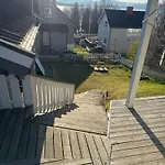 Mellom Fjell Og Fjaere *