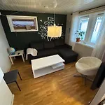 Mellom Fjell Og Fjaere