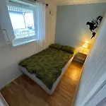Mellom Fjell Og Fjaere *