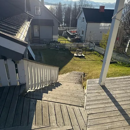 Mellom Fjell Og Fjaere *