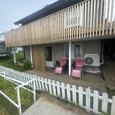 Mellom Fjell Og Fjaere