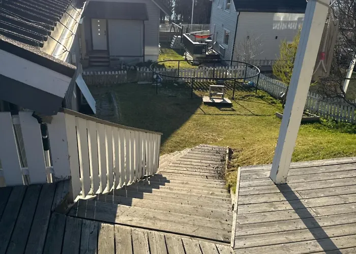 Mellom Fjell Og Fjaere *