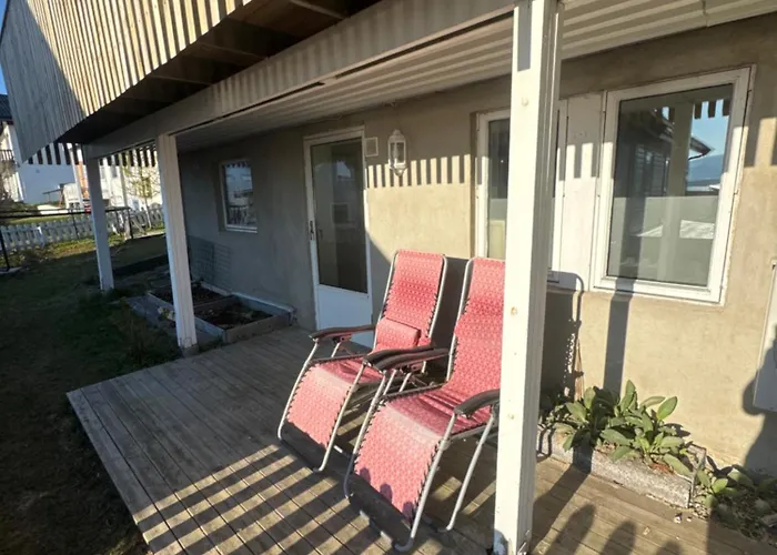 Mellom Fjell Og Fjaere