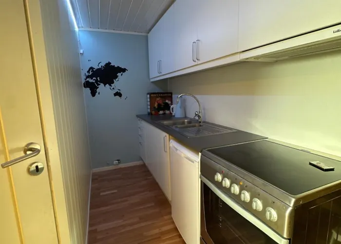 Mellom Fjell Og Fjaere